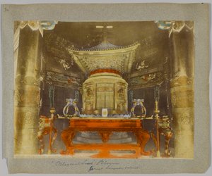 Octagonal Tomb of the 2nd Shogun, Shiba Park, Tokyo, Japan (håndfarget svart/hvitt-bilde) av Japanese Photographer