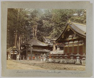 Hellig brønn og lagerhus, Tōshō-gū, Nikko, Japan (håndfarget s/hvitt-bilde) av Japanese Photographer