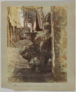 Steinskåret stolpe ved inngangen til Tōshō-gū, Nikko, Japan (håndfarget s/hv-bilde) av Japanese Photographer