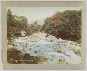 Stream ved Miyagino, Hakone, Kanagawa Prefecture, Japan (håndfarget svart/hvitt-bilde) av Japanese Photographer