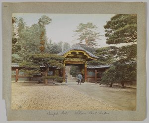 Temple Gate, Shiba Park, Tokyo, Japan (håndfarget svart/hvitt-bilde) av Japanese Photographer