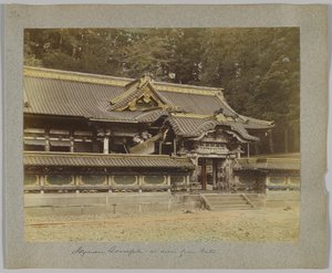 Tōshō-gū sett fra porten, Nikko, Japan (håndfarget svart/hvitt-bilde) av Japanese Photographer