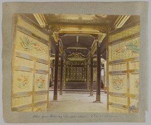 Utsikt fra inngangsporten til dørene, tempelet til den 6. eller 7. Shogun, Shiba Park, Tokyo, Japan (håndfarget svart/hvitt-bilde) av Japanese Photographer