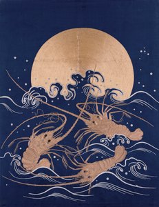 Et japansk brodert tekstilpanel av mørkeblått sateng som viser tre sjøkreps blant bølger før en stigende sol av Japanese School