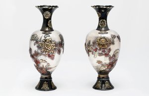 Et par Ozeki Studio-vaser, Meiji-periode, slutten av 1800-tallet (keramikk med gull og kobber) av Japanese School