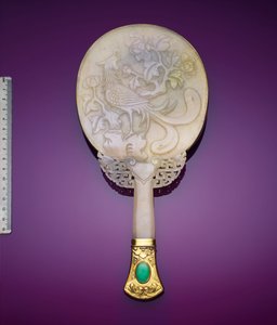Et hvitt jadeitt og forgylt sølvspeil med lavt relieff av en føniks og en pion (jade, forgylt sølv) av Japanese School