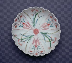 Arita Chrysanthemum Shaped Bowl, sent på 1600-tallet (emaljert porselen)