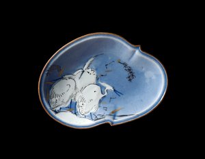 Arita Dish, ca. 1730-40 (porselen med underglasur blå & gull & sølv overglasur)
