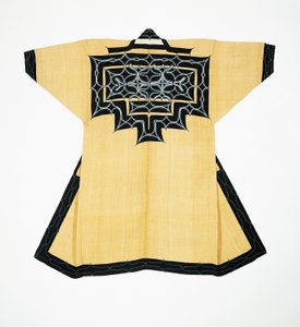 Seremoniell kappe (attush) av Ainu-befolkningen med tradisjonelle Ainu-motiver, broderi med kjedesøm, bark av almetre, ull og bomull av Japanese School