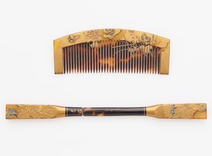Kam og hårnål, slutten av 1800-begynnelsen av 1900-tallet (horn og tre med lakk og gull) av Japanese School