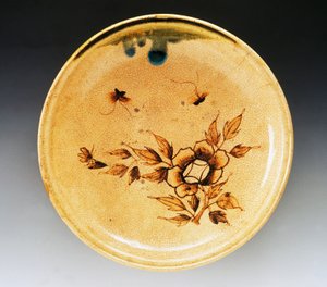 Dekorert emaljert steintøybrett dekorert med to sommerfugler og peon, slutten av 1700-tallet-begynnelsen av 1800-tallet, Seto-produksjon, diameter 34 cm, japansk sivilisasjon, Edo-perioden av Japanese School