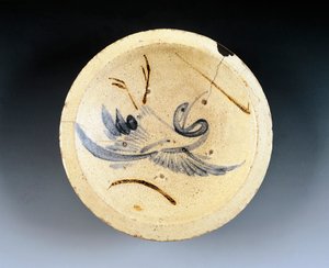Emaljert steintøystallerken brukt av nishin-zara-selgere (stuet sild) dekorert med tranefigurer som danser mellom pilegrener av Japanese School