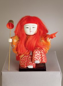 Festivaldukke av en tjener som holder en dipper og et fat av Japanese School