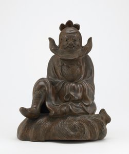 Figur av Shoki, demonutkjemperen, sittende på en stein, Imbe, Okayama prefektur, Edo-perioden eller Meiji-tiden (keramikk) av Japanese School