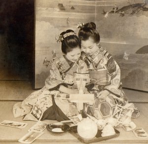 Japanske jenter som bruker en stereoskopviser med stereografiske kort, 1899 av Japanese School