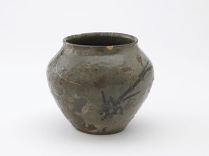 Krukke med design av siv, Saga-prefektur, Momoyama-perioden, slutten av 1500-begynnelsen av 1600-tallet (steintøy med jernpigment under feltspatisk glasur)
