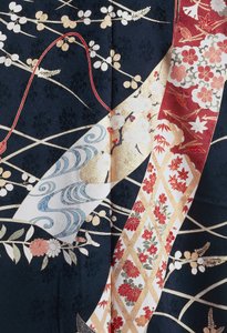 Kimono Furisode (bølgende ermer) båret av unge ugifte kvinner ved elegante anledninger og Maiko (Geisha-student), Silke med blomster- og plantemotiver, flytende paneler, detaljer, Kaga-Yuzen farging, Tokamachi veverier, japansk sivilisasjon, 1900-tallet av Japanese School