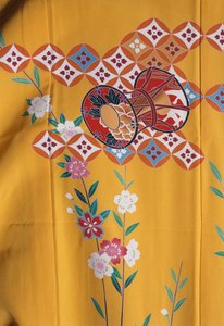 Kimono-jente (7 år) ligner på voksne kvinner til Shichi-Go-San-festen når de skal til Shinto-helligdommen med familien, silke, blomstermotiver, kirsebærblomster, Taiko-tromme, detaljer, Tokamachi-tekstiler, japansk sivilisasjon, 1900-tallet av Japanese School