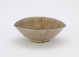 Kyoto ware individuell serveringsskål i form av sarghatt, med merket "Kiyomizu", individuell serveringsskål (mukozuke), sent på 1600-tallet (steintøy med jernpigment under gjennomskinnelig hvit glasur, gulllakkreparasjoner) av Japanese School