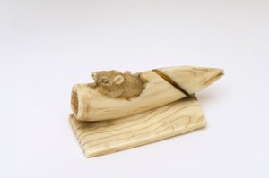 Netsuke av en mus som dukker opp fra et bambusskudd