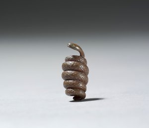 Ojime i form av en slange (kobber)
