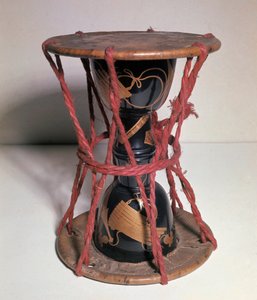 Otsuzumi: timeglassformet japansk tromme av Japanese School