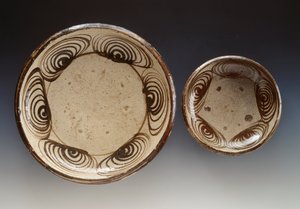Tallerkener dekorert med umanomezara (sirkler med hesteøyemønster), sent 1700-tall-begynnelsen av 1800-tallet, emalje steintøy, produsert i Seto, diameter 21,5 cm og 34,5 cm, japansk sivilisasjon, Edo-perioden av Japanese School