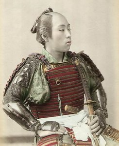 Portrett av en samurai fra det gamle Japan bevæpnet med full kroppsrustning, 1890 (håndfarget albumbilde)