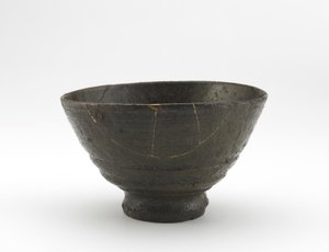 Rakuzan-tebolle i Gibori Irabor-stil, tidlig på 1700-tallet (steintøy med askeglasur, reparasjoner av gulllakk) av Japanese School