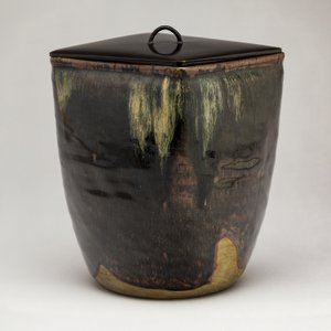 Takatori-Ware vannkrukke (Mizusashi) (glasert steintøy med lakklokk) av Japanese School