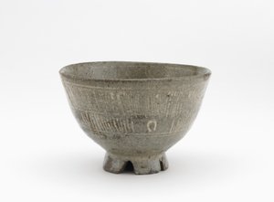 Tebolle i mishima-stil, Saga-prefektur, Edo-periode, tidlig på 1600-tallet (steintøy med imponerte og innskårne design innlagt med hvit slip) av Japanese School