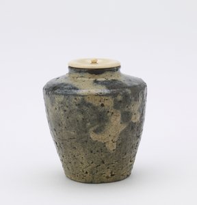 Teboks med fasetterte sider, katatsuki-type, Kumamoto-prefektur, Edo-periode, sent 1700-1800-tall (steintøy med ris-halm-aske-glasur) av Japanese School