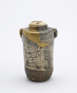 Tebeholder med to ører, i Oribe-stil, Kyoto, Kyoto-fu, Edo-perioden, sent på 1600- eller tidlig på 1800-tallet (keramikk) av Japanese School