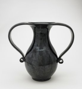 Vase i mimikuchi-form, Seto, Kyoto-fu eller Aichi Prefecture, Edo-perioden eller Meiji-tiden (steintøy med jernglasur) av Japanese School