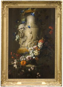 Marmorvase mit Blumengirlande