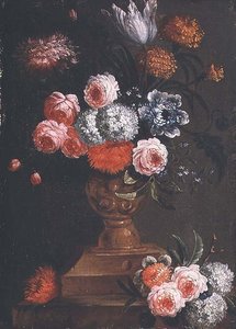 Tulipaner, ringblomster, viburnum, forglemmigei, roser og andre blomster i en urne av Jean Baptiste (attr. to) Bosschaert
