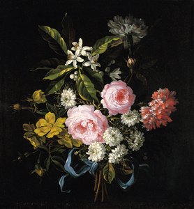 Bukett med kamille, roser, appelsinblomst og nelliker bundet med et blått bånd