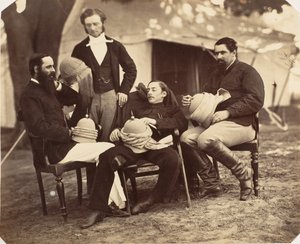 [Gruppeportrett ved generalguvernørens leir, L-R: Maj. Walters, Regjeringen..., 1858-61. av Jean Baptiste Oscar Mallitte