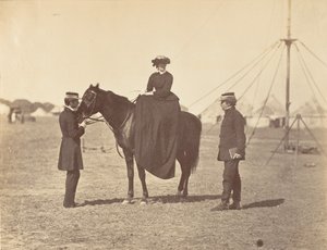 [Lady Canning på sin svarte araber og Lord Clyde, øverstkommanderende], 1858-61. av Jean Baptiste Oscar Mallitte