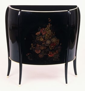 En kommode foran av Jean Dunand
