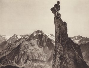 Sveits: Gendarme på Sonnigwichel, ser mot Oberalpstock (s/h foto) av Jean Gaberell