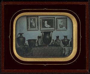 Stilleben av greske vaser og tre malerier av Jean Gabriel Eynard