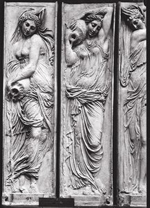 Detalj av relieffer fra The Fountain of the Innocents som viser nymfer som personifiserer elvene i Frankrike stein