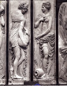 Detalj av relieffer fra The Fountain of the Innocents som viser nymfer som personifiserer elvene i Frankrike stein