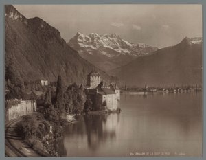 Chillon slott ved Genfersjøen, i det fjerne Dents du Midi Chillon et la Dent du Midi (tittel på objekt) av Jean Henri Jullien