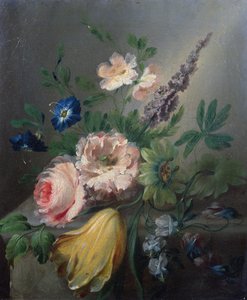 Stilleben av roser, pasjonsblomster, en tulipan og andre blomster på en steinhylle