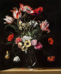 Tulipaner, påskeliljer, nelliker, valmuer, anemoner og andre blomster i en glassvase på en trehylle, en av et par, 1600-tallet av Jean Picart