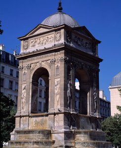 Arkitektur: utsikt over fontenen til de uskyldige. Designet av arkitektene Jean Goujon, Augustin Pajou og Pierre Lescot. 1546-1549. Place Joachim du Bellay, Paris.