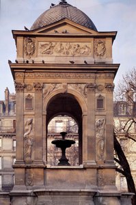 Arkitektur: utsikt over fontenen til de uskyldige. Designet av arkitektene Jean Goujon, Augustin Pajou og Pierre Lescot. 1546-1549. Place Joachim du Bellay, Paris.