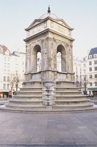 Frankrike, Paris, Fontaine des Innocents, steinfontene med trinn.